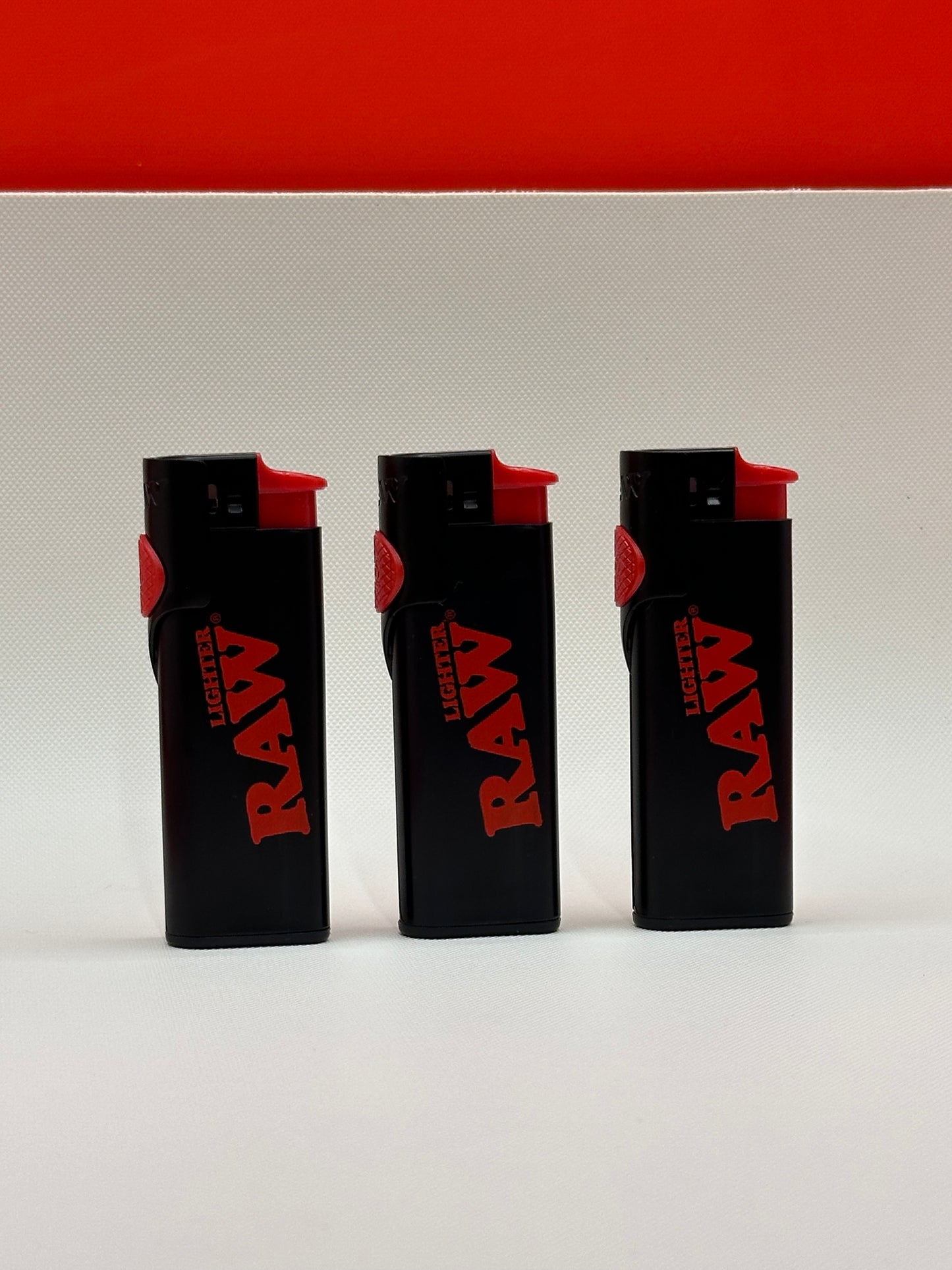 Electric ignition system – no flint, no chemical taste, Windproof design for reliable lighting anywhere, Adjustable extendable poker for easy packing, Durable refillable body with RAW branding
Matte black finish for a clean, minimalist look