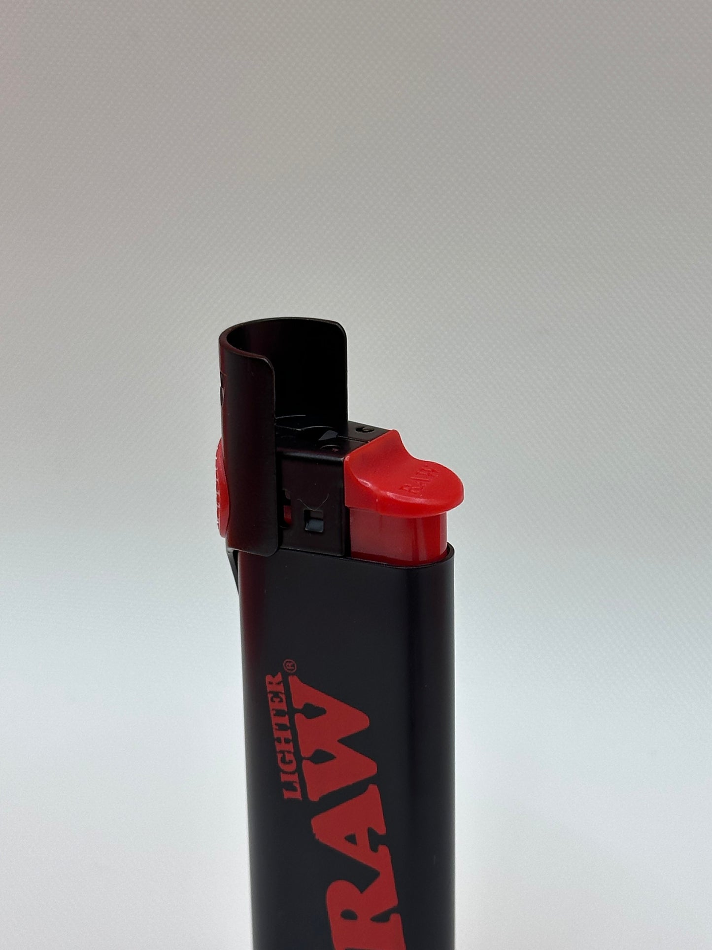 Electric ignition system – no flint, no chemical taste, Windproof design for reliable lighting anywhere, Adjustable extendable poker for easy packing, Durable refillable body with RAW branding
Matte black finish for a clean, minimalist look