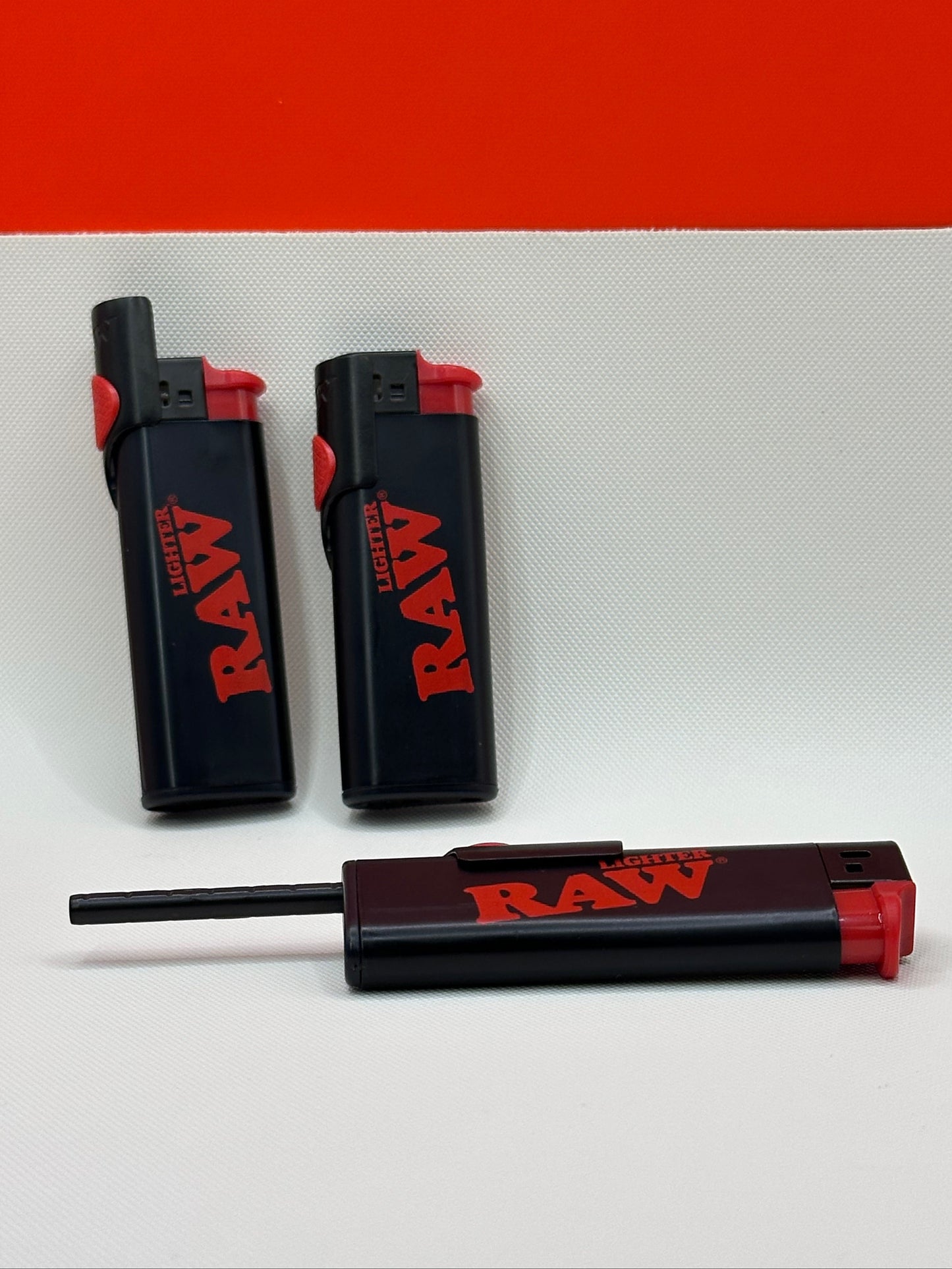 Electric ignition system – no flint, no chemical taste, Windproof design for reliable lighting anywhere, Adjustable extendable poker for easy packing, Durable refillable body with RAW branding
Matte black finish for a clean, minimalist look