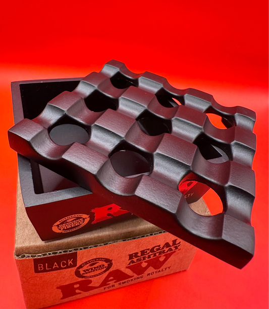 Size: 8.5cm x 8.5cm x 4.5cm, Wind-Resistant Design, Solid & Sturdy Metal frame, ashtray, smoking accessories