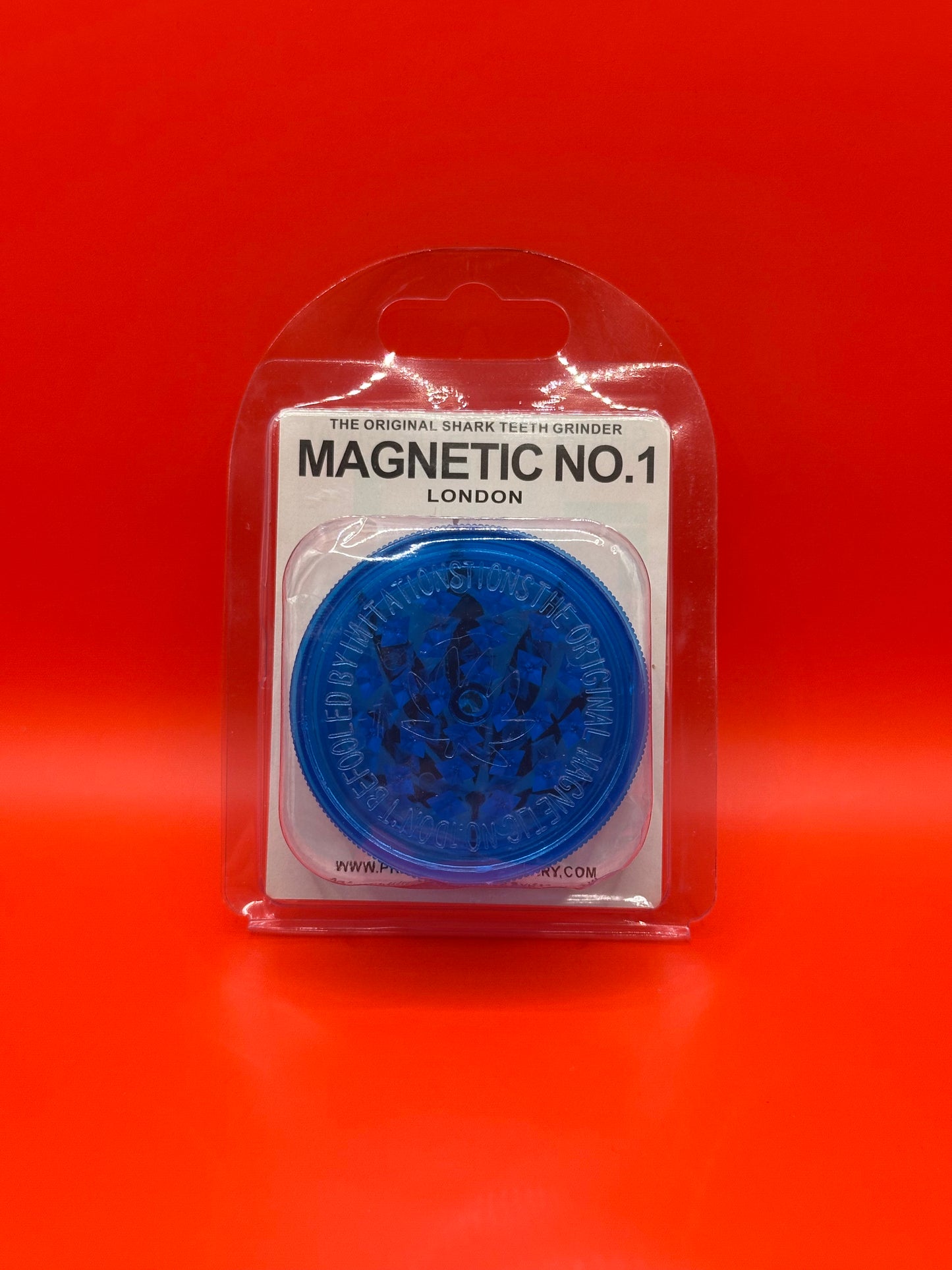 Two-piece magnetic herb grinder. Shop herb grinders UK now!