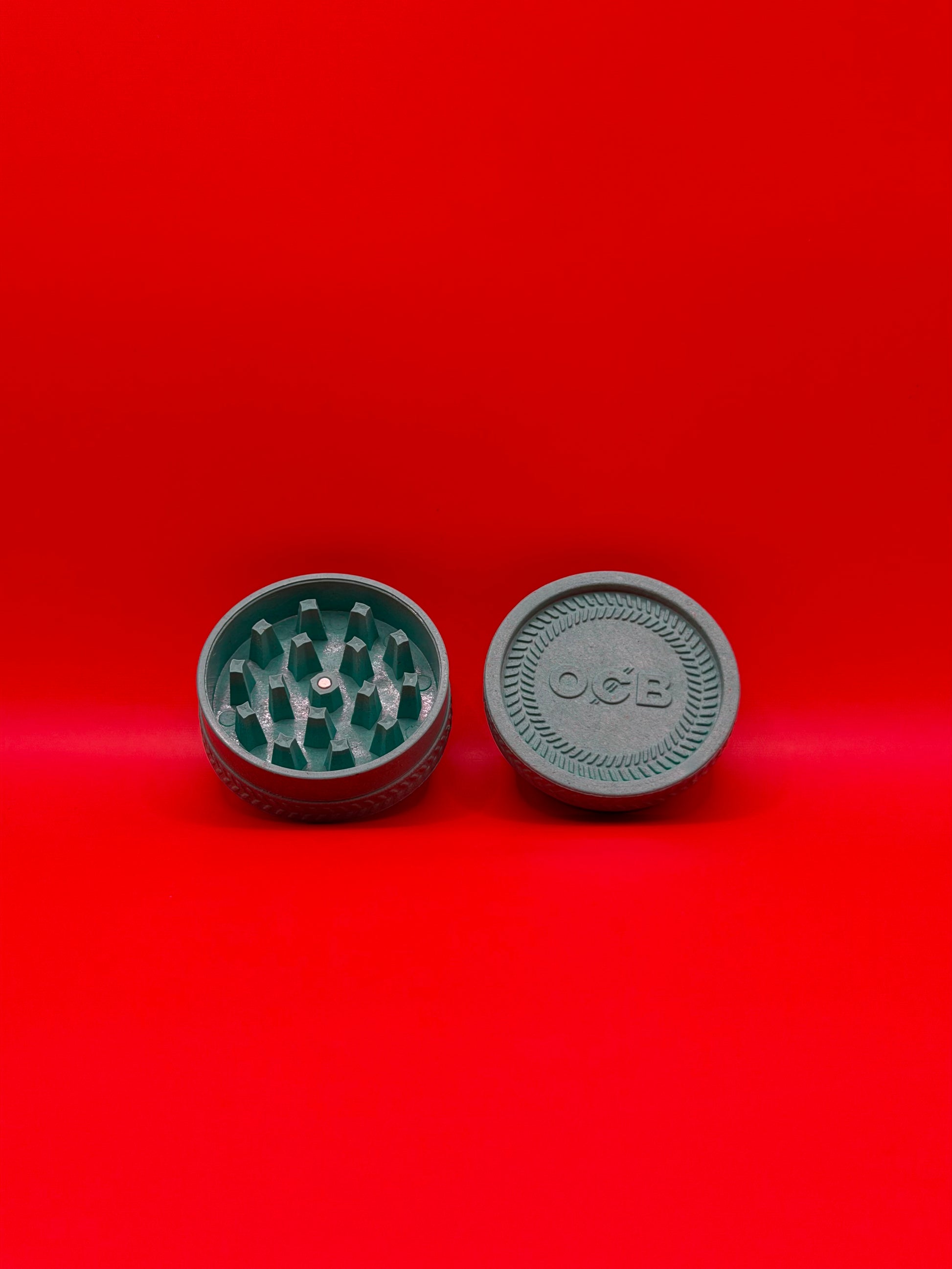 This OCB Grinder is a durable 2-part piece made from plant based composite material. Compact, lightweight, and easy to use, it is designed for smooth grinding and everyday reliability.