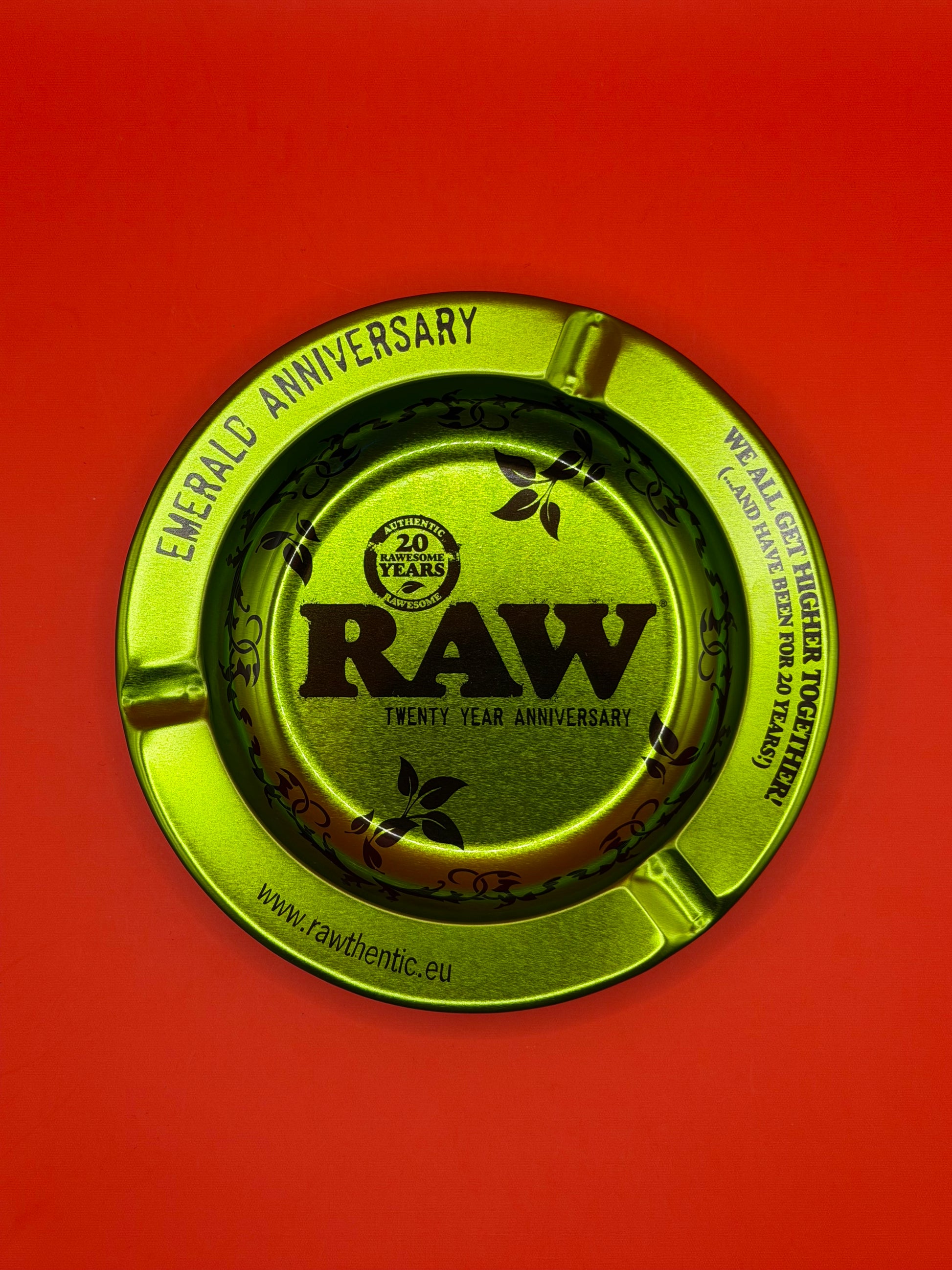 RAW Ashtray, Size: Approx 14cm, 3 inlays to lay down your joints, Durable and easily cleanable. Shop RAW Ashtrays UK now.