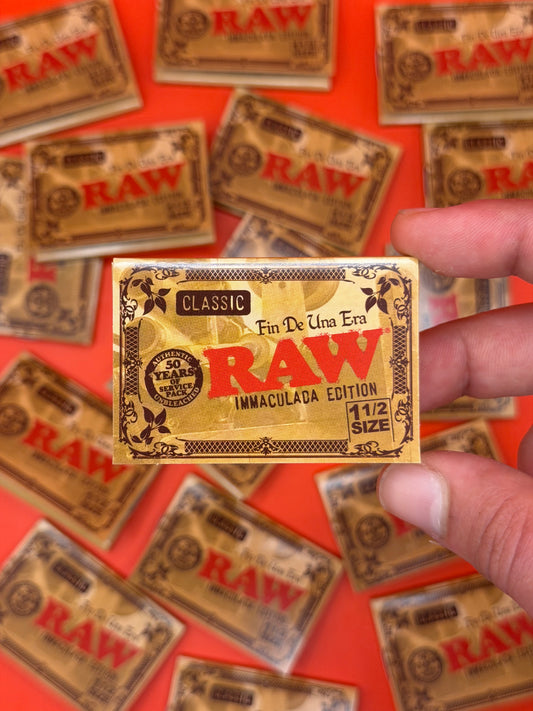 These final 1 1/2 sized sheets are more than just rolling papers - they are a piece of history and won't ever be created again! Immaculada is the last of her kind and this limited edition release celebrates her timeless skill, heritage, and the human touch that cannot be replaced.