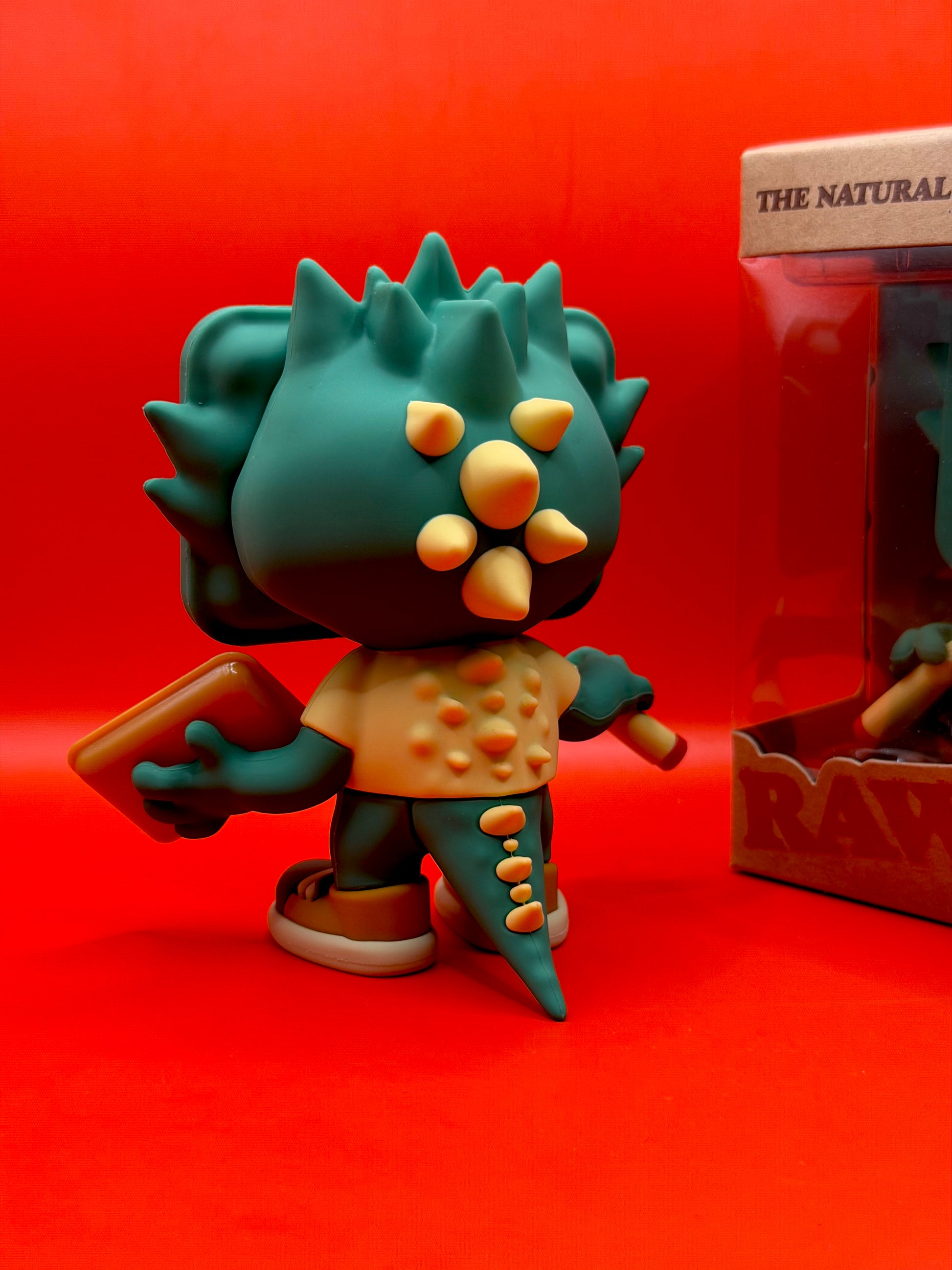 The Exclusive RAW Traysor Rare Figurine is a limited edition collector’s piece made for RAW fans who want something different for their setup. With its bold character design and RAW branding, it works as a standout display item for desks, shelves, counters, or rolling stations.
