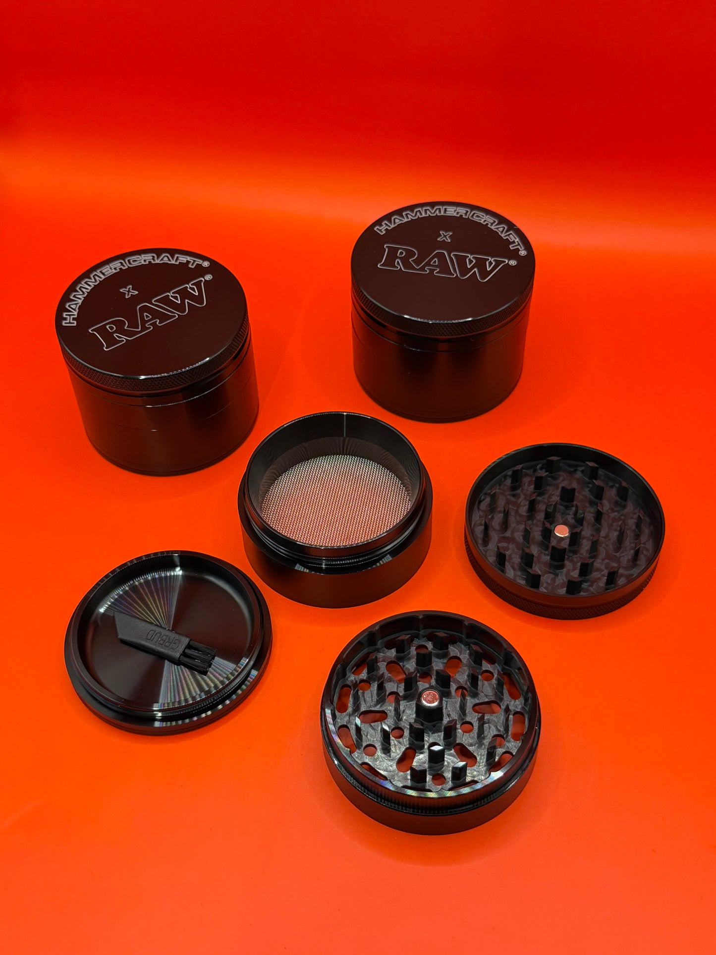 Metal Herb Grinder by RAW, Size large: 63mm, 4-parts: comes with kief collector, High-quality Aluminium. Shop RAW Herb Grinders UK now.