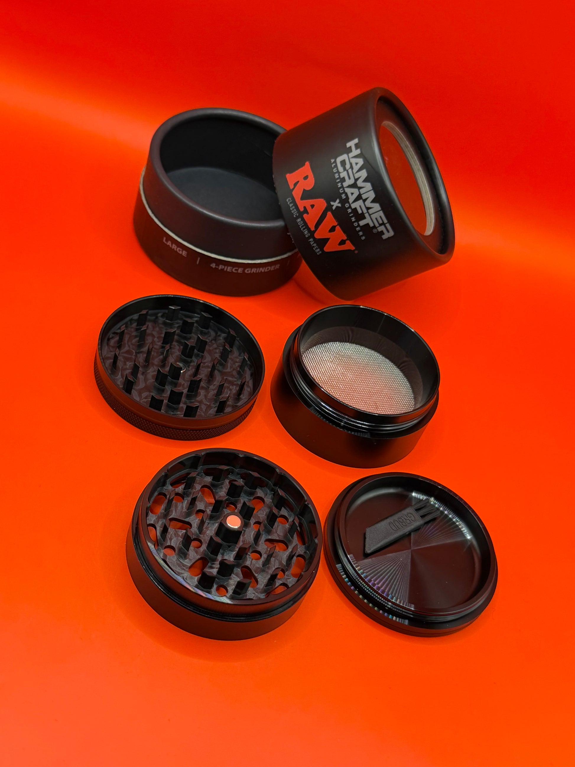 Metal Herb Grinder by RAW, Size large: 63mm, 4-parts: comes with kief collector, High-quality Aluminium. Shop RAW Herb Grinders UK now.